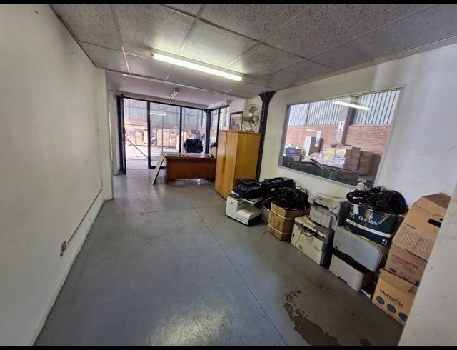 1,350M² WAREHOUSE TO LET IN JET PARK